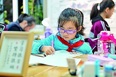在河南洛陽市澗西區長安路街道長安路二社區共享自習室內，孩子們在學習。李衛超攝/光明圖片