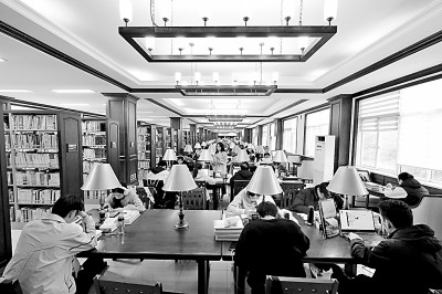 重慶大學圖書館，大學生們正在讀書學習。孫凱芳攝/光明圖片