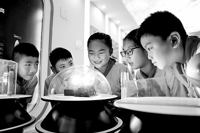江西省南昌市青云客航天科創空間青少年科普館，孩子們在觀察光壓傳動試驗。鮑贛生攝/光明圖片