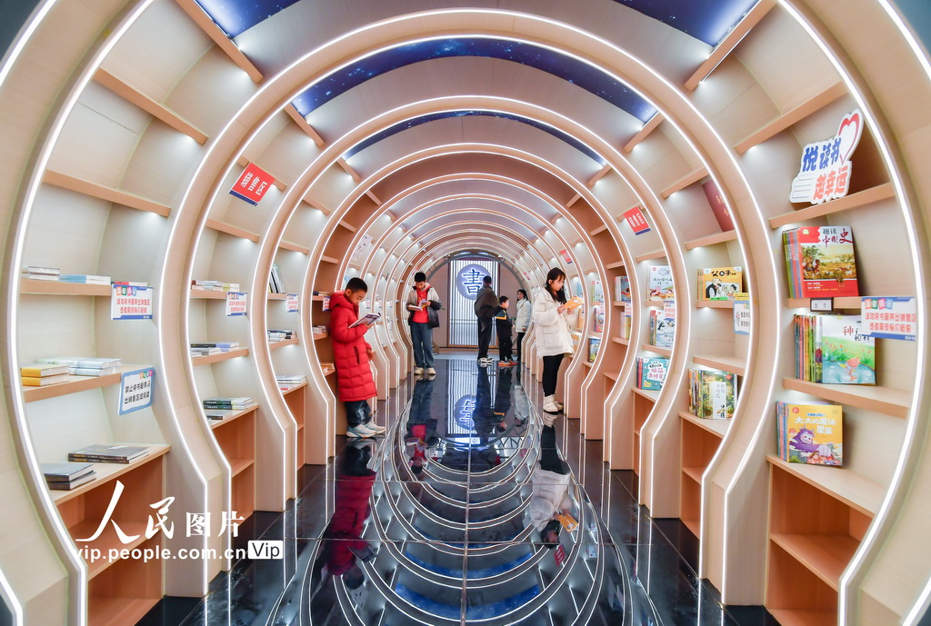 2025年2月2日，市民在四川省廣安市思源書房閱讀書籍，樂享假期。張國盛攝（人民圖片網）