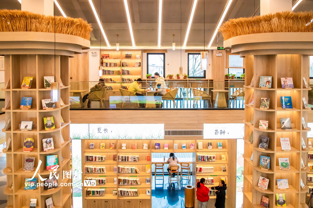 2025年2月1日，在江蘇省宿遷市宿城區蔡集鎮牛角村農家書屋，小朋友們在讀書。徐瑞攝（人民圖片網）