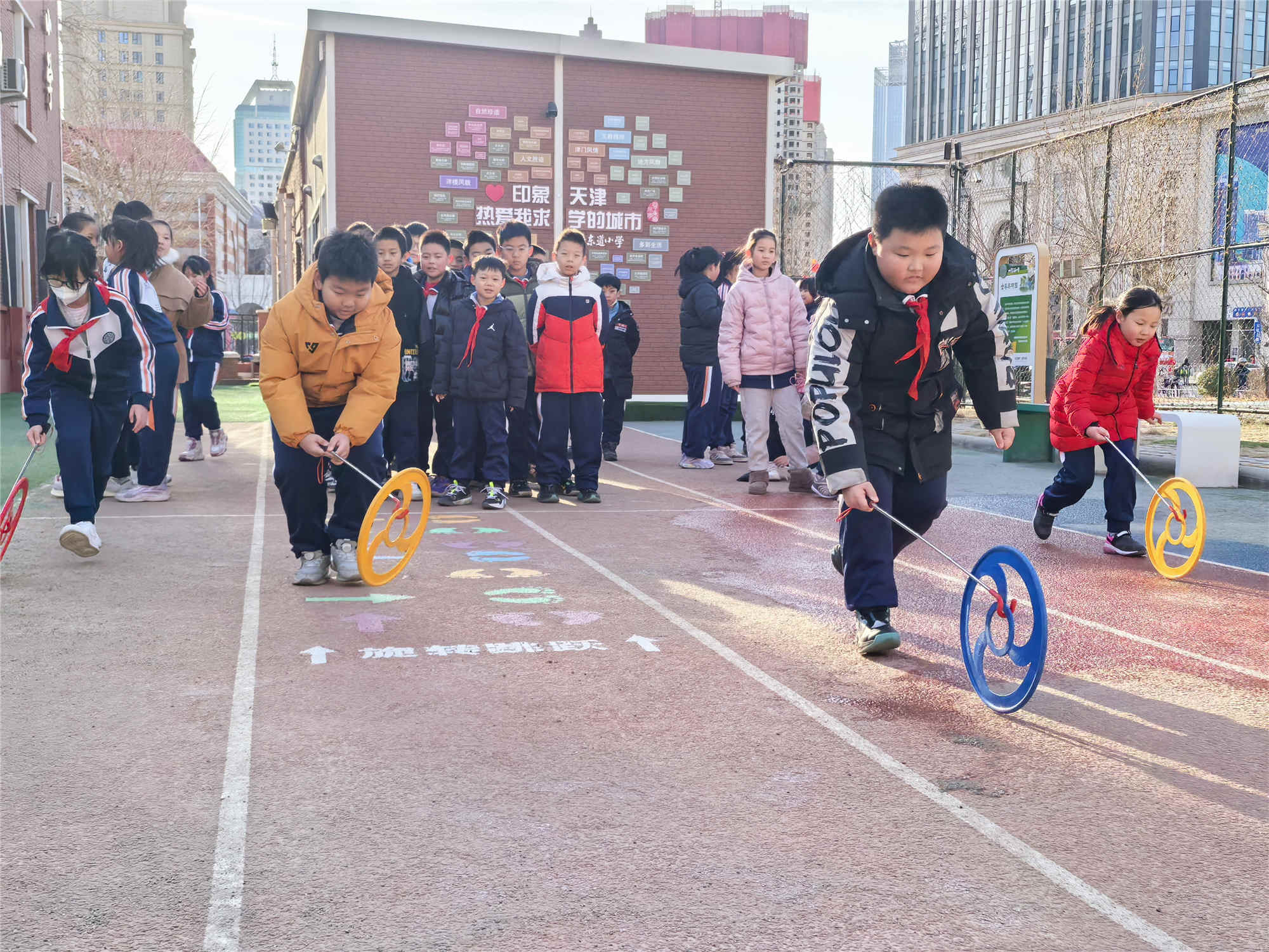 天津市和平區四平東道小學的同學們在操場上開心運動。校方供圖