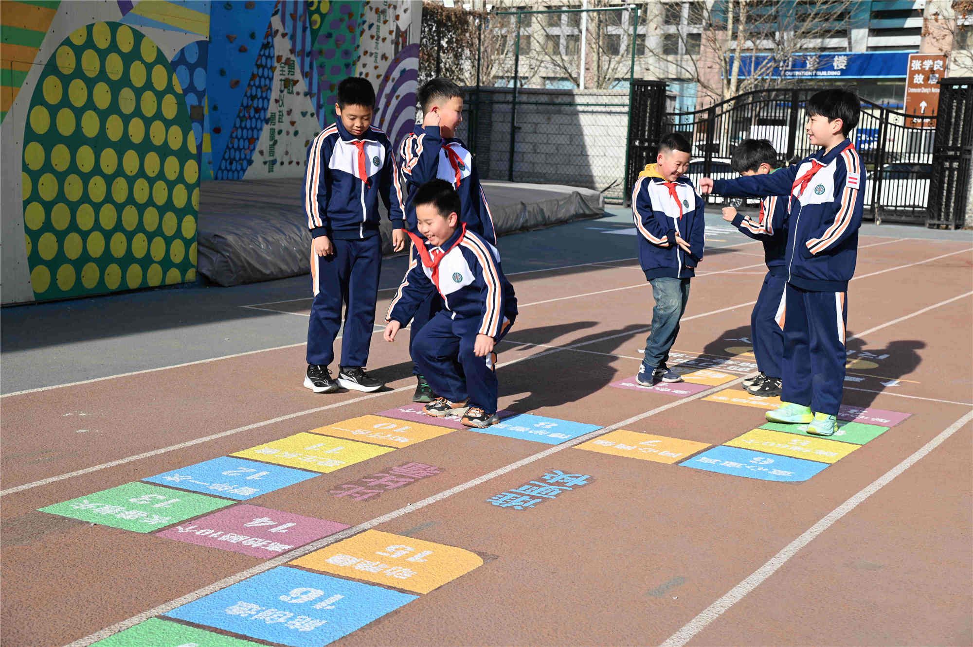 天津市和平區四平東道小學的同學們在操場上開心運動。校方供圖