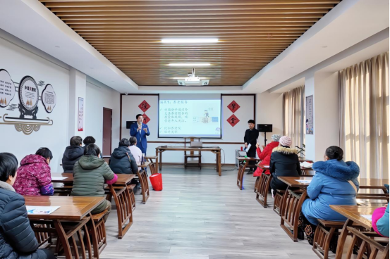 實踐支隊隊員在涇河村進行反詐宣講。學校供圖