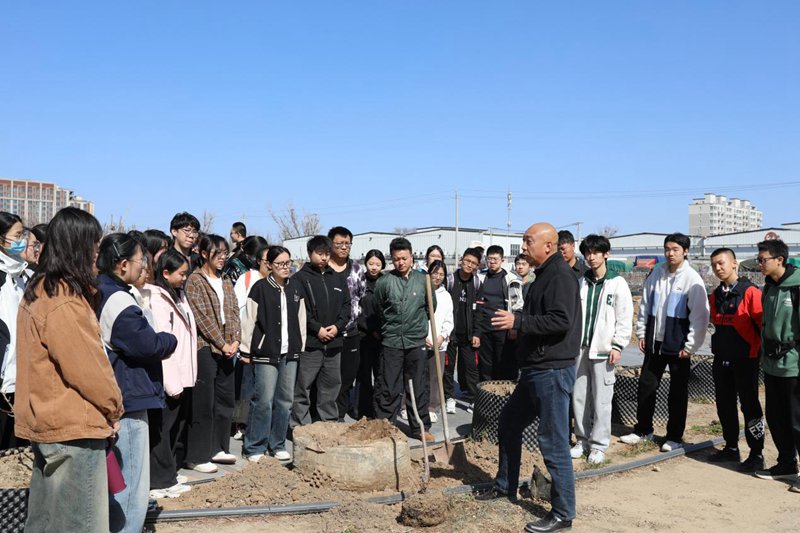 北農師生同上果樹種植課。校方供圖
