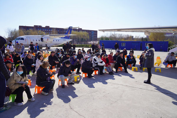 北京科技職業大學航空工程學院與考生和家長交流互動。北京科技職業大學供圖