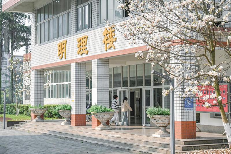 西南醫科大學明理樓前，靜謐中藏著生機。孫偉航攝