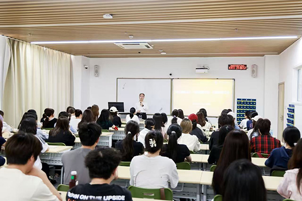 深圳職業技術大學黨委副書記、校長許建領為學生授課。學校供圖