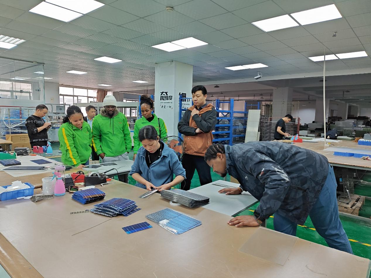 南非留學生學習光伏電池并聯焊接工藝。學校供圖