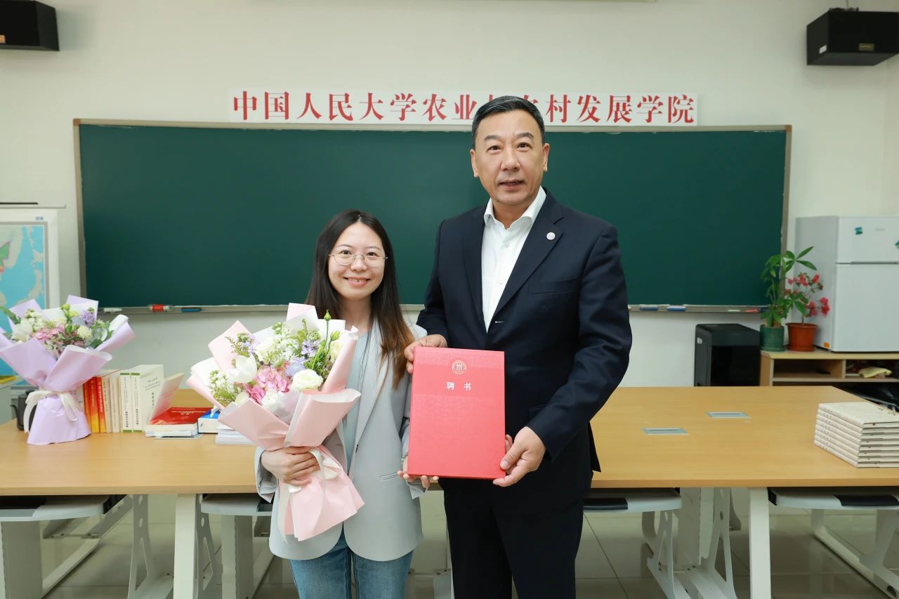 張東剛為葉紫薇（左）送上聘書。圖源：中國人民大學