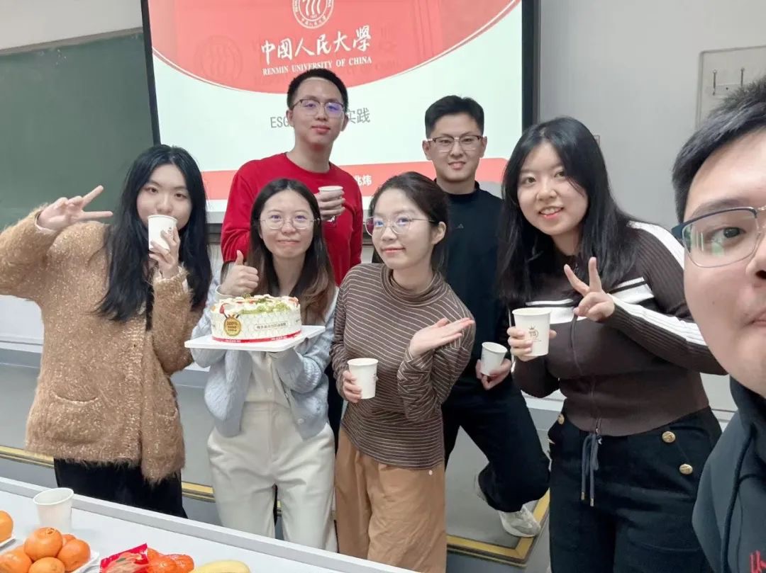 葉紫薇與學生在一起。中國人民大學供圖