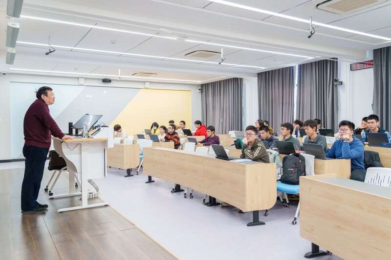北航面向全校本科生開設《人工智能導論》通識必修課。校方供圖