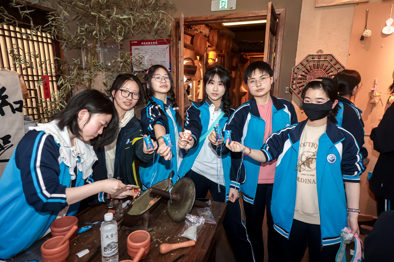 同學們親手制作中醫香囊。校方供圖