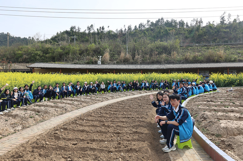 同學們在田間地頭合影留念。校方供圖