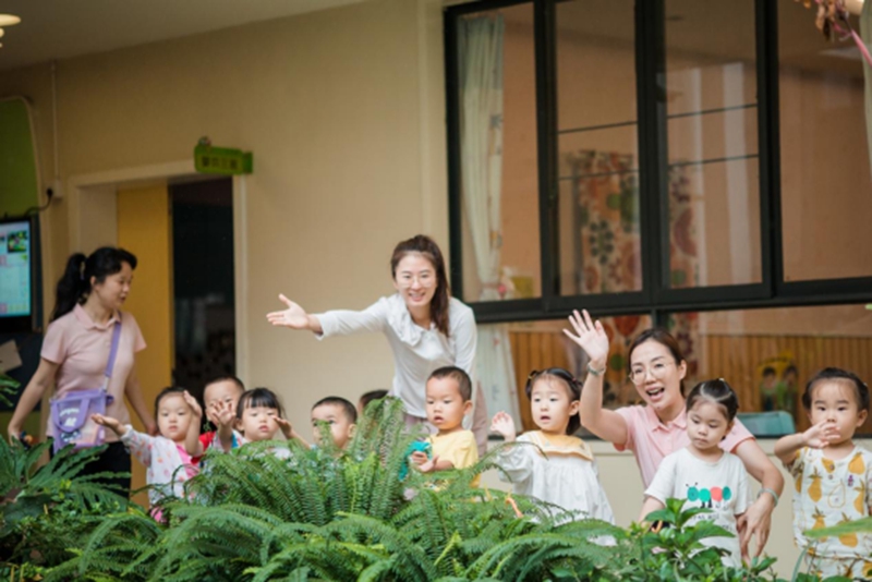 教師與幼兒在一起。園方供圖