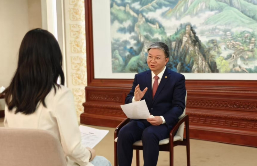嚴純華接受人民網專訪。董苗林 攝