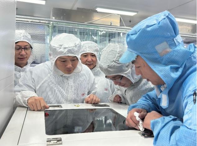 教師正在指導企業員工分析設備運行曲線。學校供圖