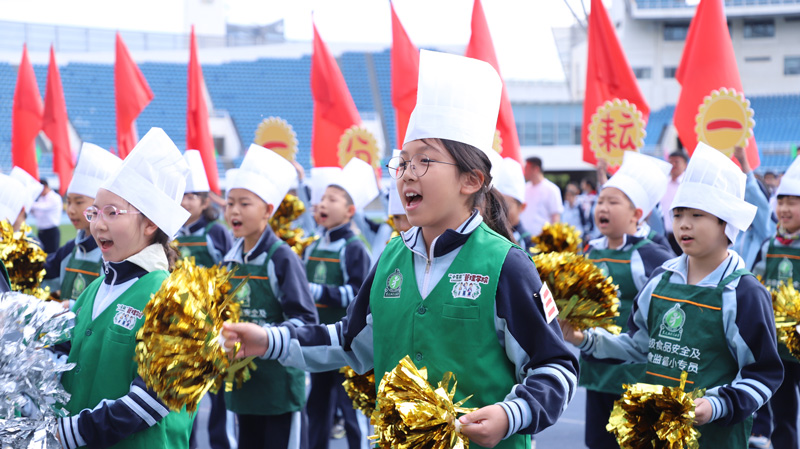 黑芝麻胡同小學的學生在運動會開幕式上表演。主辦方供圖