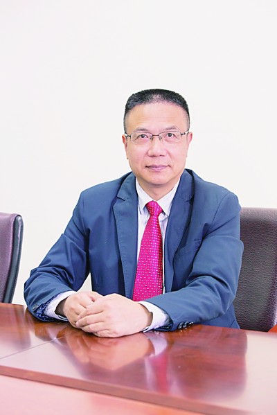 徐飛 教授、博士生導師。歷任上海交通大學副校長、西南交通大學校長、上海財經大學常務副校長，現任福耀科技大學常務副校長。國務院政府特殊津貼專家。先后兼任中國鐵道學會副理事長，中國管理學會組織與戰略專業委員會副主任，教育部高等學校創新創業教育指導委員會副主任，中國高等教育學會創新創業教育分會理事長，中國高質量MBA教育認證（CAMEA）工作委員會副主任，中國職業技術教育學會副會長等。主要研究領域為戰略管理、競爭戰略與博弈論、創新創業、跨文化戰略領導力等。出版著作20余部。