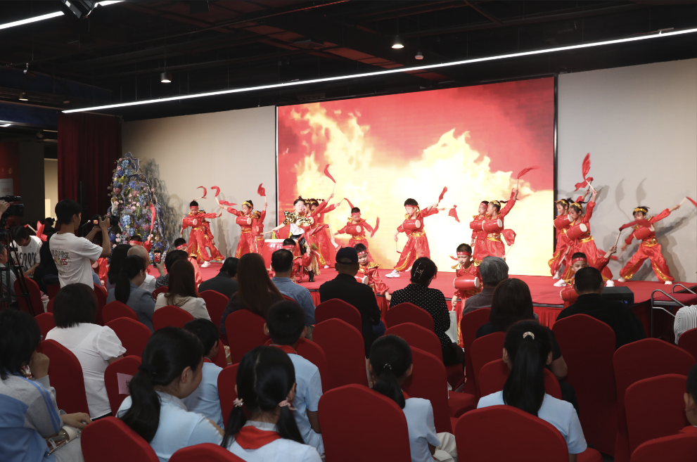 活動上，學生們進行文化展演。學校供圖