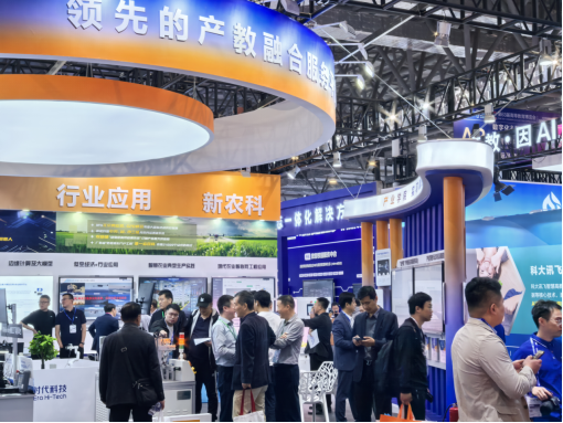 企業展區內，高科技吸引大家駐足。人民網記者 王海躍攝