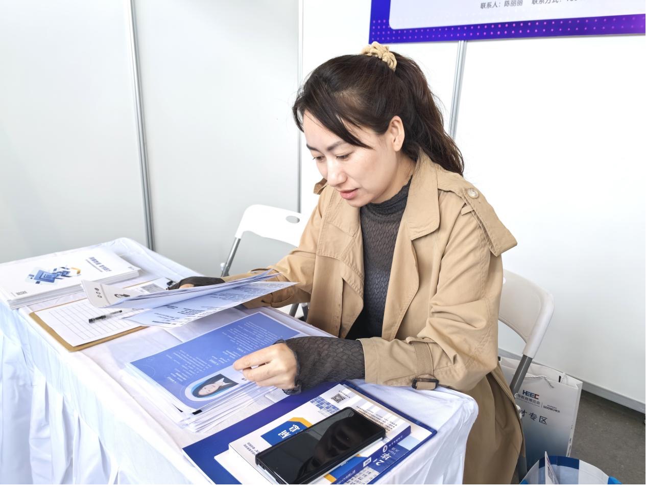 吉林森億智能科技有限公司人力資源行政辦公室負責人陳麗麗翻看求職者簡歷。人民網記者 王海躍攝