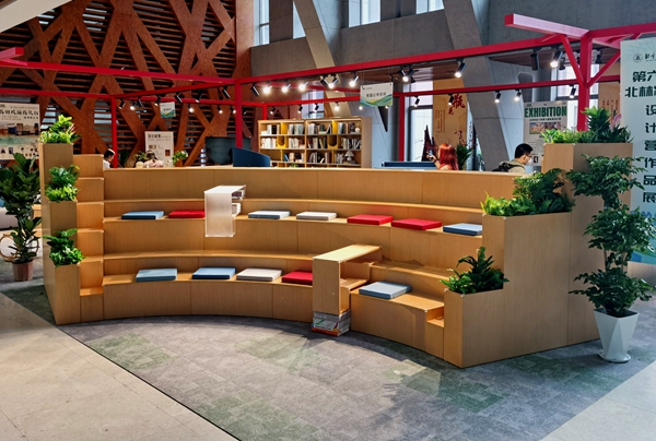 學生設計的校園景觀階梯。校方供圖