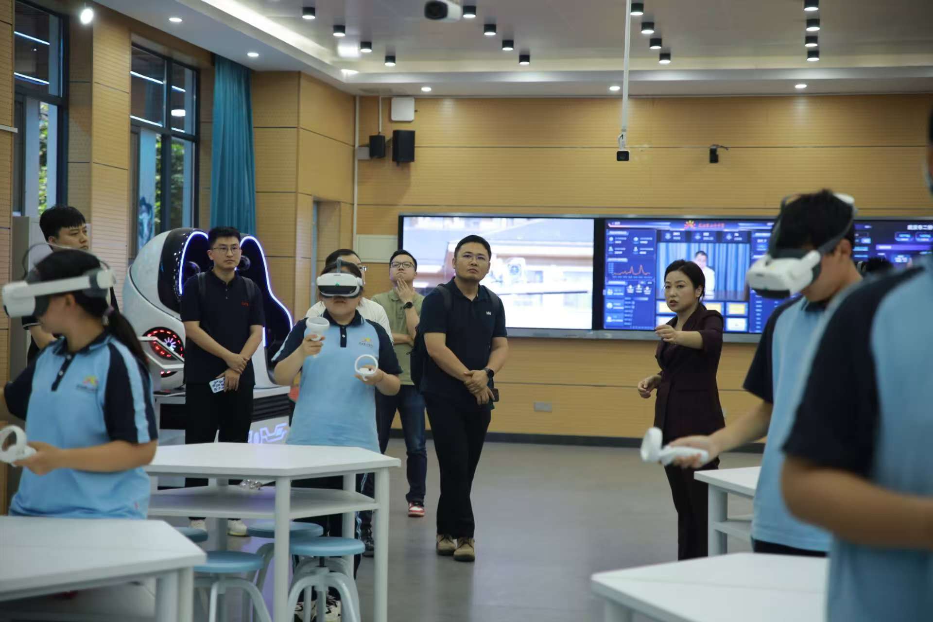 二橋中學學生在應用VR設備學習。主辦方供圖