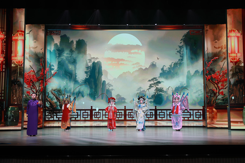 在《中軸線上話非遺》展演中學生表演京劇與快板。主辦方供圖