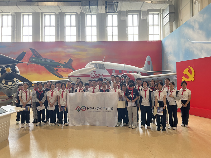 北京十一學校豐臺中學學生前往北京航空航天博物館參觀，與“北京一號”合影。校方供圖