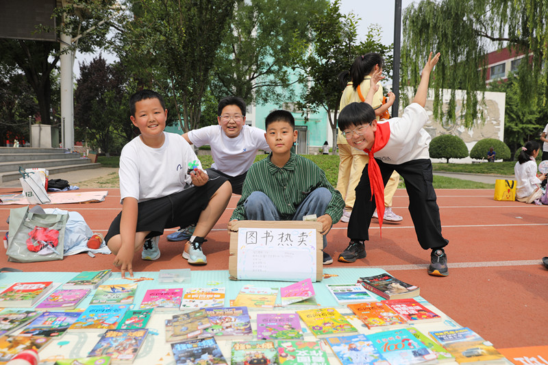 北京第二實驗小學大興實驗學校圖書義賣活動現場。校方供圖