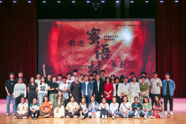 舞臺劇演職員合影。北京航空航天大學供圖