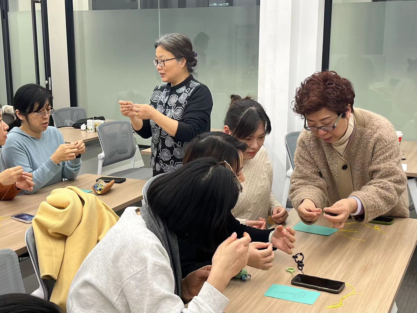 圖為亂針繡中國工藝美術大師孫燕云(右)授課。常州市總工會供圖