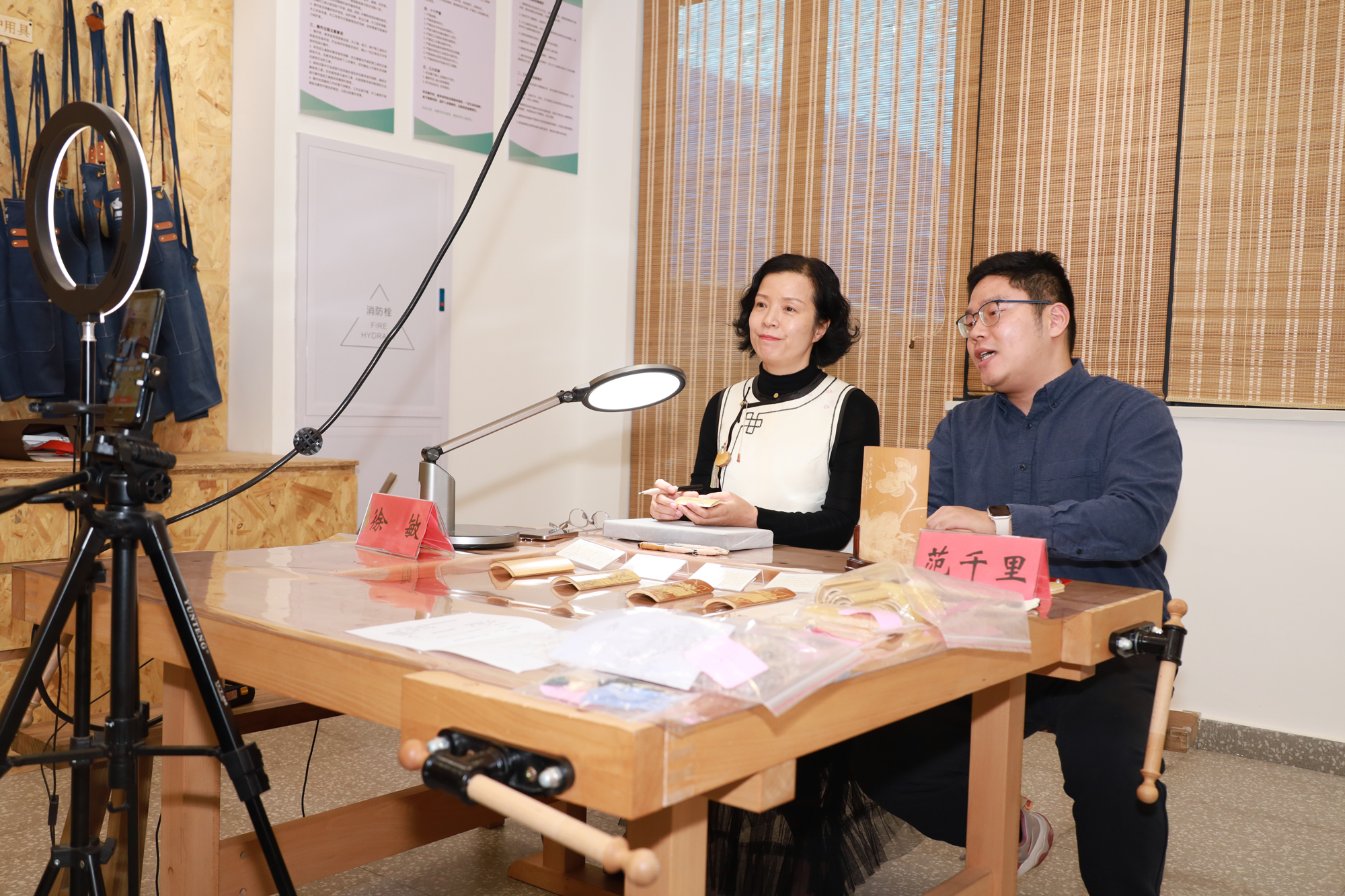 圖為留青竹刻非遺傳承人徐敏（左）、范千里（右）直播授課。常州市總工會供圖