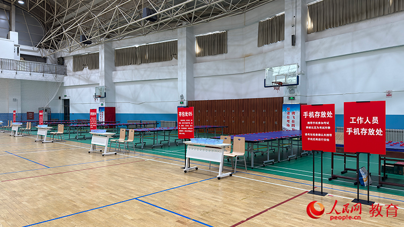 北京市第十九中學考點存包處。鄭爽攝