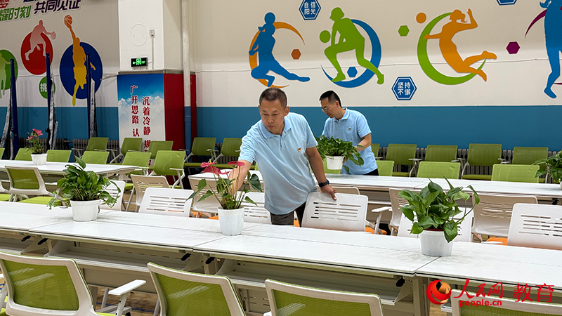 北京市十九中學考點工作人員在飲水處做準備工作。鄭爽攝
