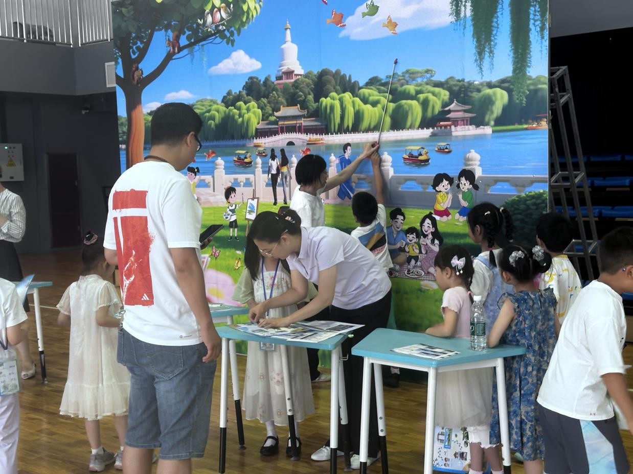 家長志愿者引導學生描述“白塔圖畫”。王開陽攝