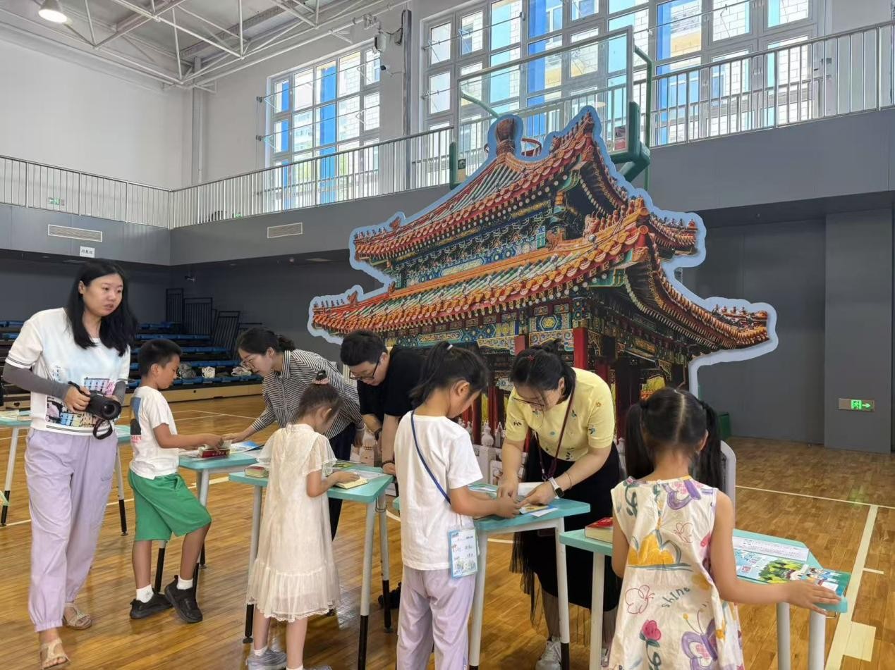 家長志愿者引導孩子們查字典。王開陽 攝