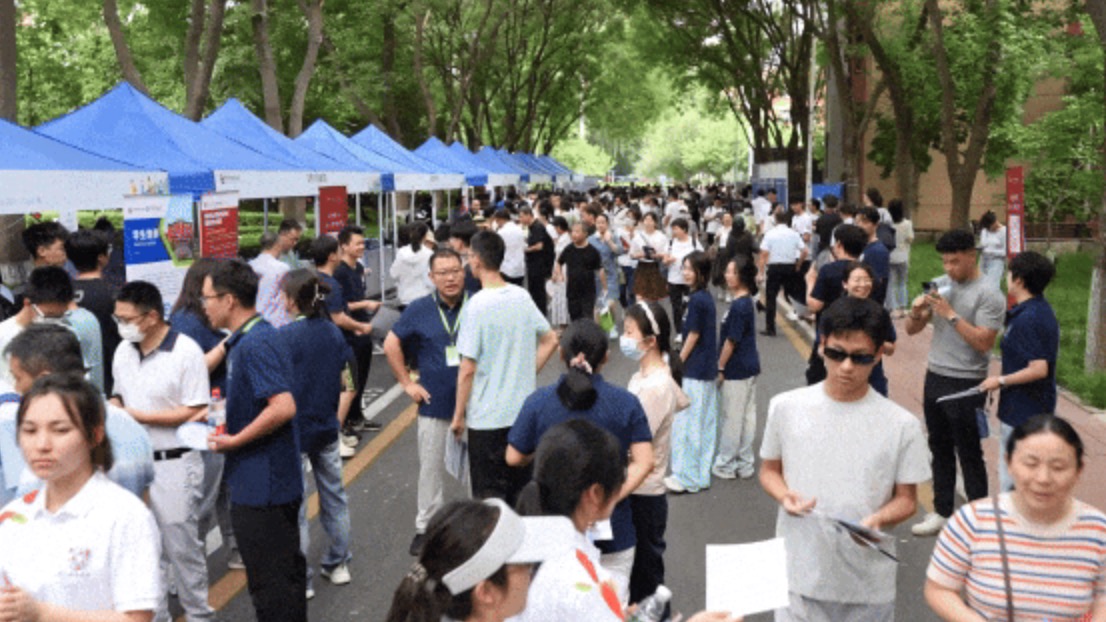 首都經濟貿易大學2025年高招咨詢會現場。校方供圖