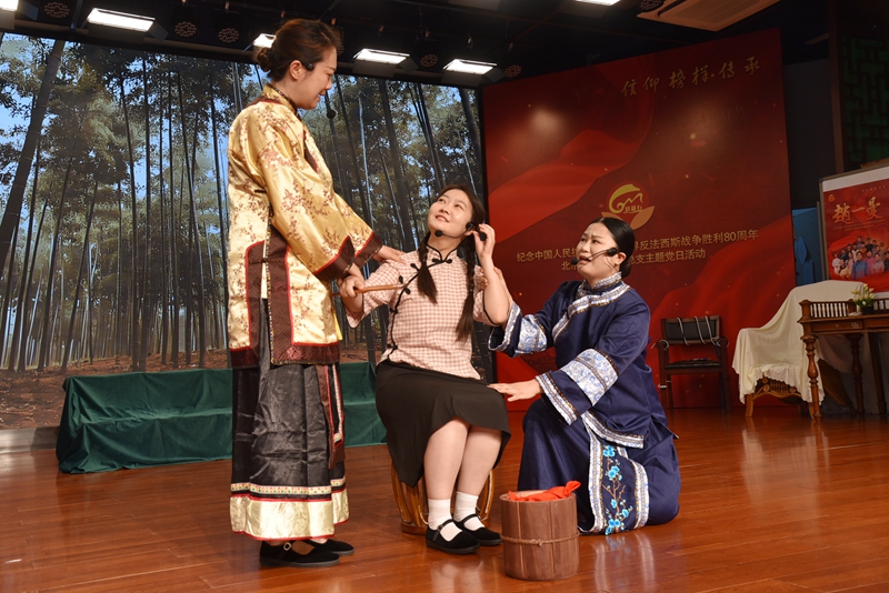 教師劇團為全體師生傾情演繹紅色經典劇目《趙一曼》。校方供圖