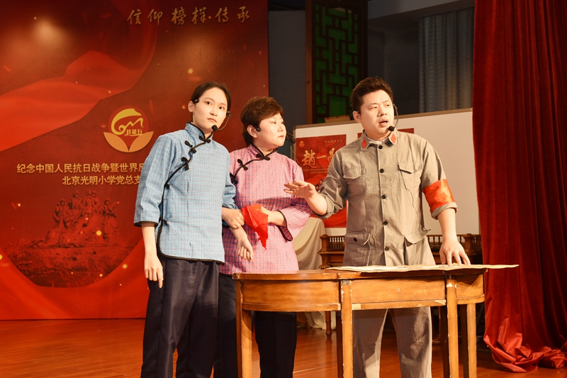 教師劇團為全體師生傾情演繹紅色經典劇目《趙一曼》。校方供圖