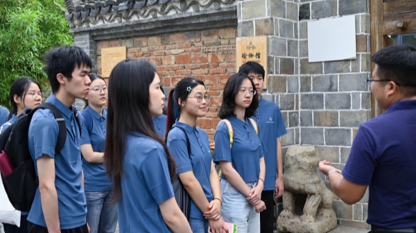 實踐隊參訪新集村  “三院七坊”建設。校方供圖