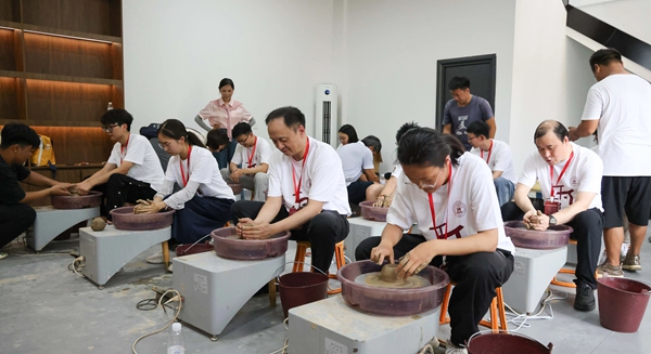 上海財經大學師生現場體驗傣族制陶技藝。校方供圖