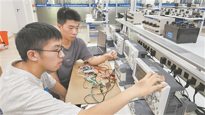 圖為哈爾濱工程大學大一學生在調試電路。哈爾濱工程大學供圖