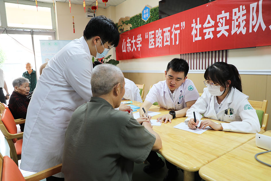 義診現場。山東大學黨委宣傳部供圖