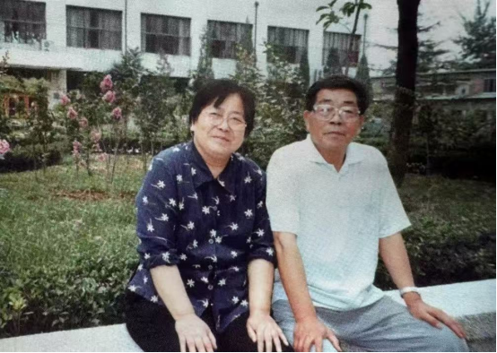 1999年夏天，陳傳才、岳同，攝于中國人民大學校園一角。中國人民大學供圖