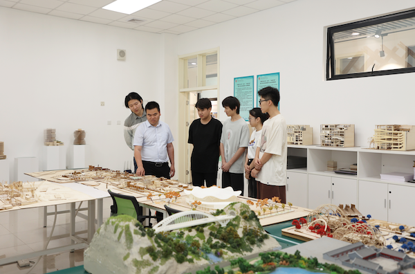 師生們在實驗室研討課題。校方供圖