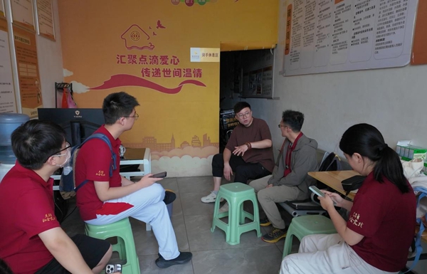 中國人民大學田野課堂師生在山東省菏澤市牡丹區與外賣站長訪談。校方供圖