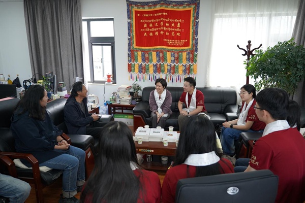 實踐團師生與文藝工作者們圍坐一堂。魯嘉琪攝
