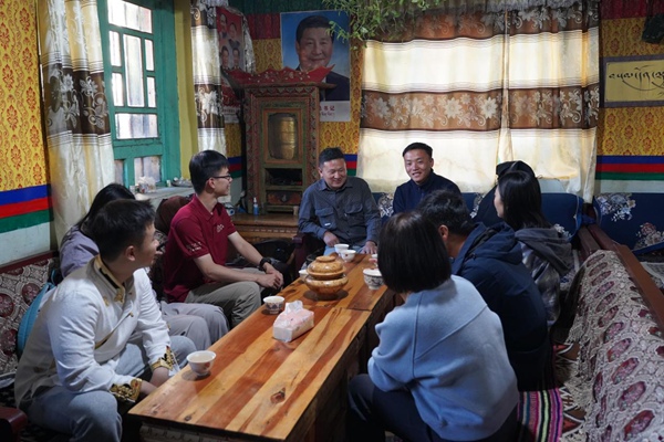 實踐團師生走進村民家中調研。學校供圖